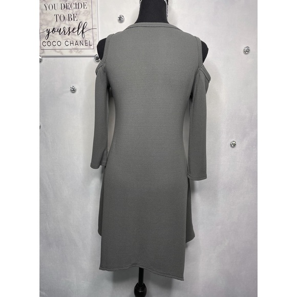 DEEP V OPEN SHOULDER DRESS - Picture 5 of 7